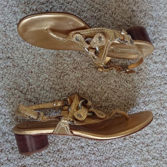 BCBG Max Azria Metallic Gold Tone leather Embellished Thongs size 37.5B - Picture 6 of 12